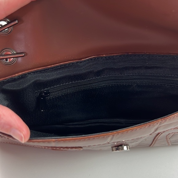 Gorgeous mid  size faux croc purse with chain shoulder strap - Picture 3 of 8